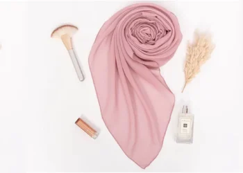 Cara Memakai Kerudung Segiempat untuk Wajah Bulat agar Terlihat Tirus