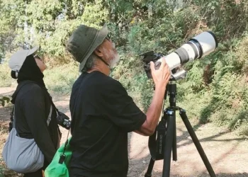 Pengunjung saat mencoba sensasi wisata baru birdwatching di Gunung Arjuno yang digagas Profauna Indonesia. Foto: Dok.