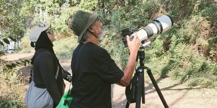 Pengunjung saat mencoba sensasi wisata baru birdwatching di Gunung Arjuno yang digagas Profauna Indonesia. Foto: Dok.