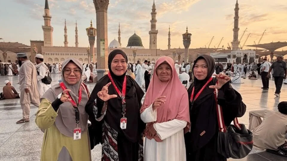 Dari Gerobak Kayu ke Tanah Suci, Kisah Perjuangan Umrah Lansia Asal Batu Bareng Chatour Travel