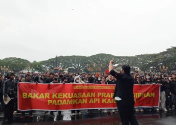 Demo Mahasiswa di Malang Kibarkan Banner Bakar Kekuasaan Prabowo-Gibran