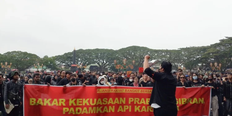 Demo Mahasiswa di Malang Kibarkan Banner Bakar Kekuasaan Prabowo-Gibran