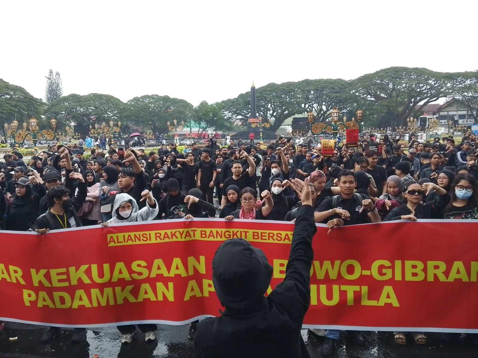 Demo Mahasiswa di Malang Kibarkan Banner Bakar Kekuasaan Prabowo-Gibran