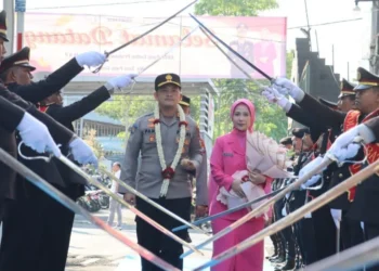 AKBP Panji Gedhe Prawaba pimpinan baru Polres Batu saat disambut tradisi pedang pora. Foto: Dok.