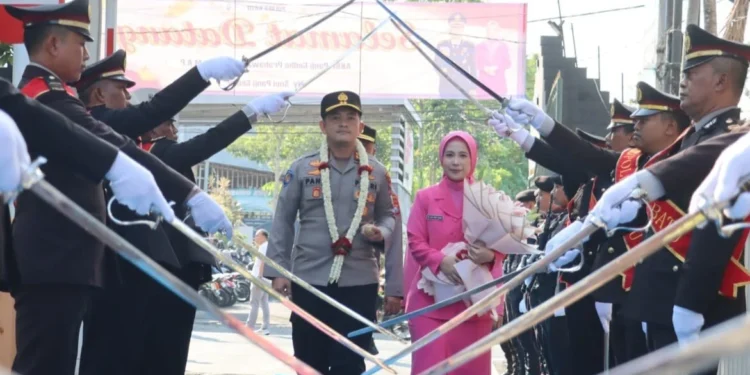 AKBP Panji Gedhe Prawaba pimpinan baru Polres Batu saat disambut tradisi pedang pora. Foto: Dok.
