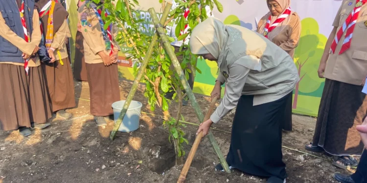 Gubernur Khofifah Ajak Santri Tanam 1.000 Pohon di Pesantren An-Nur 2