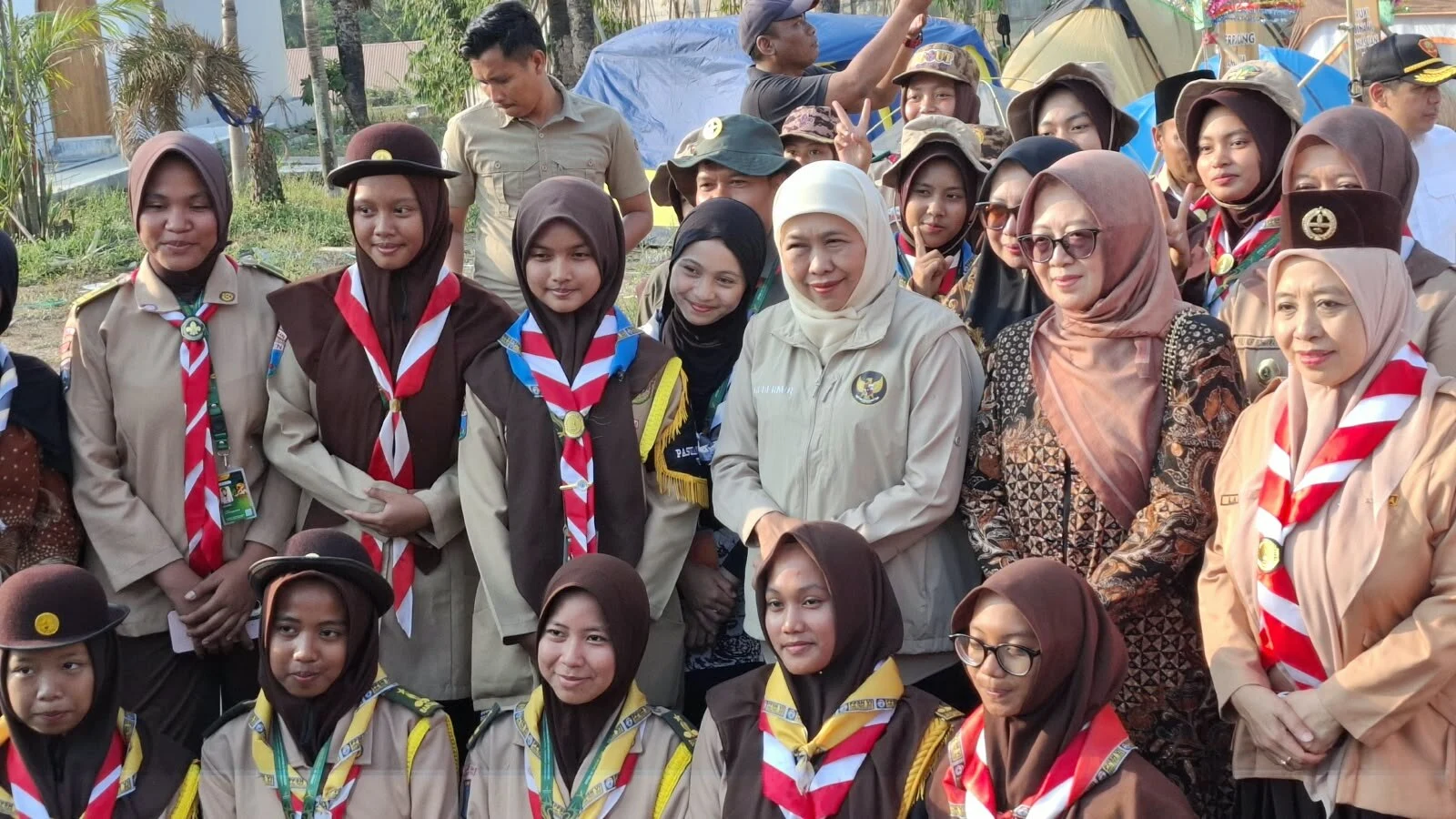 Gubernur Khofifah Ajak Santri Tanam 1 000 Pohon Di Pesantren An Nur 2 19