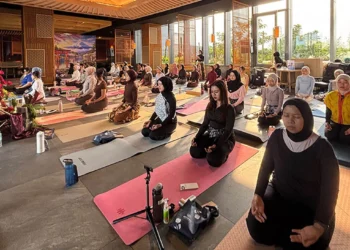Hari Batik Nasional, Grand Mercure Malang Mirama Gelar Yoga Bersama Het Yoga Studio