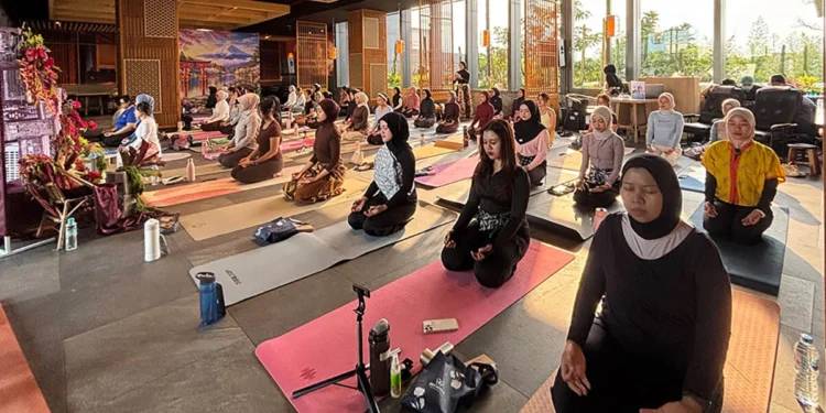 Hari Batik Nasional, Grand Mercure Malang Mirama Gelar Yoga Bersama Het Yoga Studio