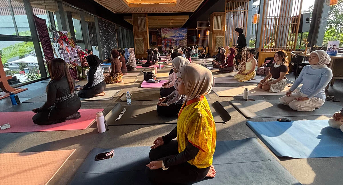 Hari Batik Nasional, Grand Mercure Malang Mirama Gelar Yoga Bersama Het Yoga Studio