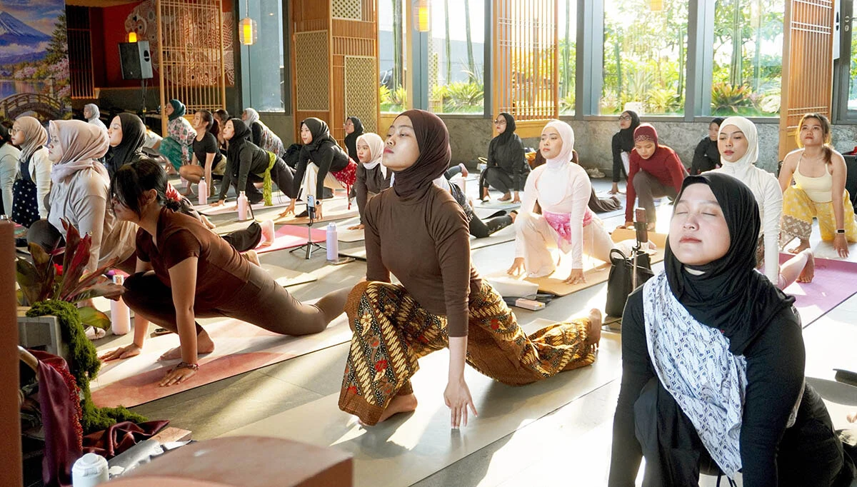 Hari Batik Nasional, Grand Mercure Malang Mirama Gelar Yoga Bersama Het Yoga Studio