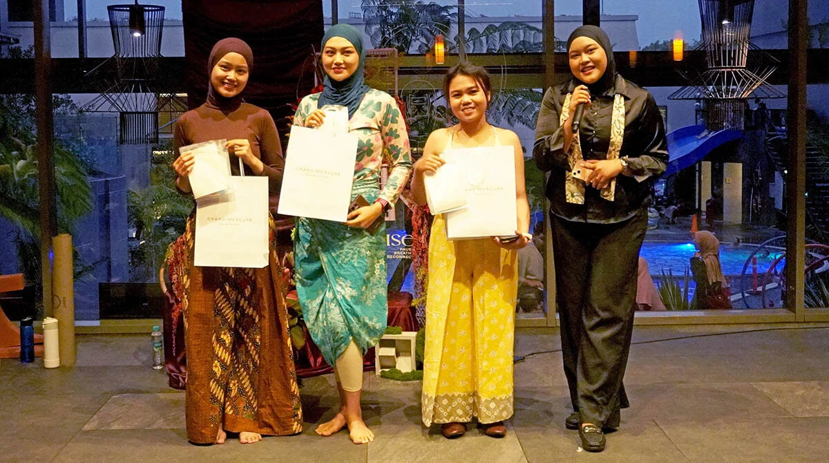 Hari Batik Nasional, Grand Mercure Malang Mirama Gelar Yoga Bersama Het Yoga Studio