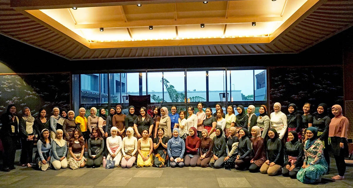 Hari Batik Nasional, Grand Mercure Malang Mirama Gelar Yoga Bersama Het Yoga Studio