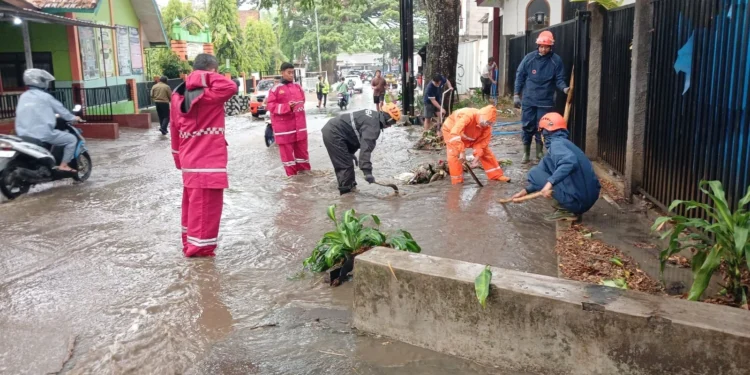 Hujan Deras Mengguyur Kota Batu Hari Ini, Sejumlah Titik Tergenang Banjir