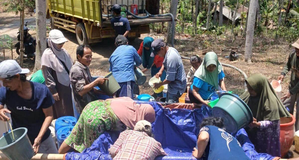 Kemarau Panjang, Lovely Moms Permata Salurkan 56 Ribu Liter Air Bersih di Malang