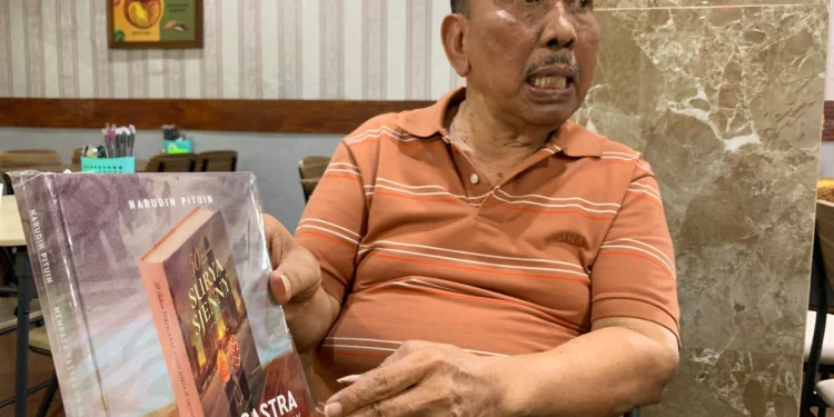 Lansia 76 tahun di Malang terbitkan Buku “50 Tahun Perjalanan Kasih Surya & Sjenny”, pada April 2026, Sastrawan Narudin Pituin Terbitkan Buku kritik “Membaca Sastra 50 Tahun Surya & Sjenny”