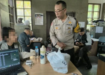 Petugas memeriksa terduga pelaku pencurian barang barang maba UB (dok.)