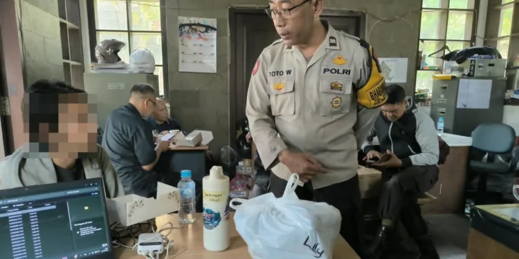 Petugas memeriksa terduga pelaku pencurian barang barang maba UB (dok.)