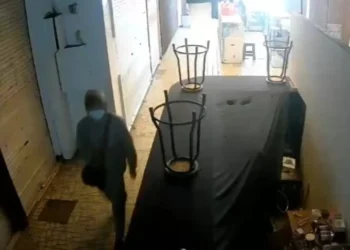 Tangkapan layar saat terduga maling ponsel masuk ke area lapak Gajah Mada Plaza Malang (ist)