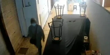 Tangkapan layar saat terduga maling ponsel masuk ke area lapak Gajah Mada Plaza Malang (ist)
