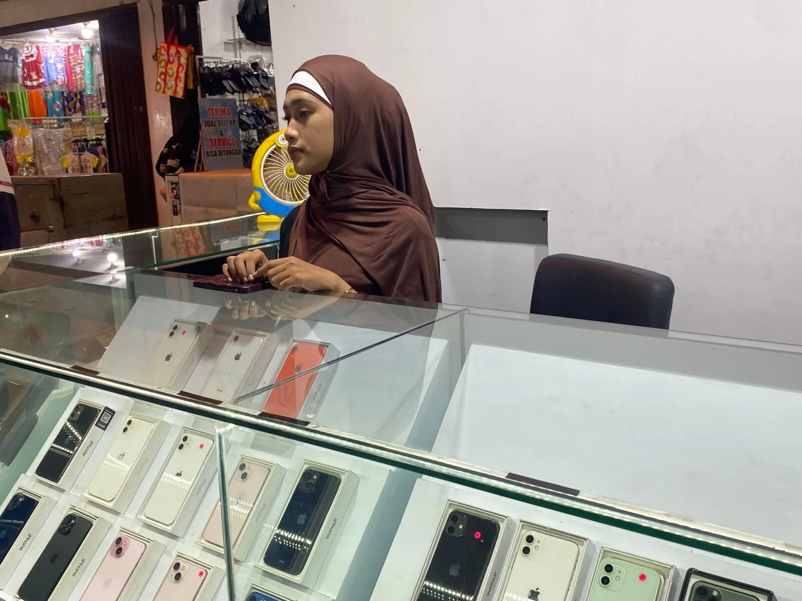 Maling Ponsel Terekam Kamera CCTV Saat Beraksi di Gajah Mada Plaza Malang, 5 iPhone Raib