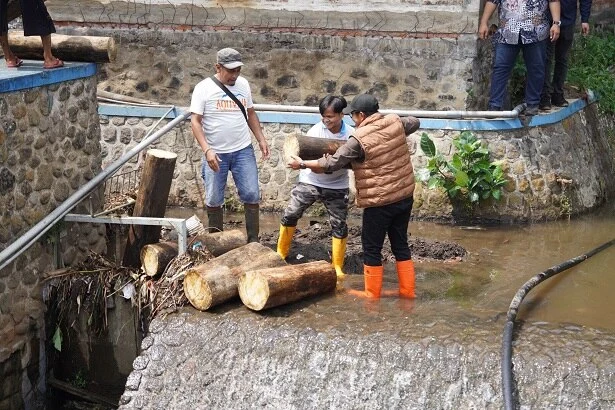 Mandi Lumpur, Wali Kota Batu Gercep Perbaiki Infrastruktur Terdampak Banjir Pekan Ini