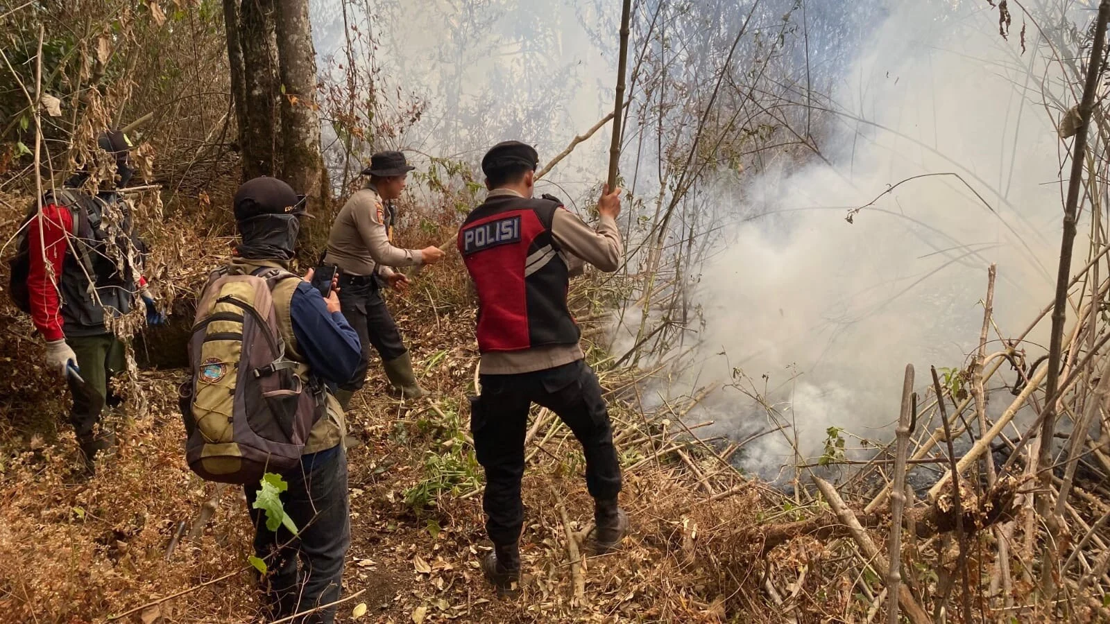 Masih Membara! Kapolres Batu Ikut Naik Gunung Padamkan Karhutla Gunung Arjuno