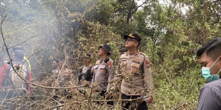 Masih Membara! Kapolres Batu Ikut Naik Gunung Padamkan Karhutla Gunung Arjuno