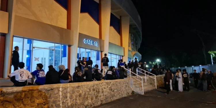 Peringatan 4 Tahun Tragedi Kanjuruhan, Gate 13 Dipadati Peziarah