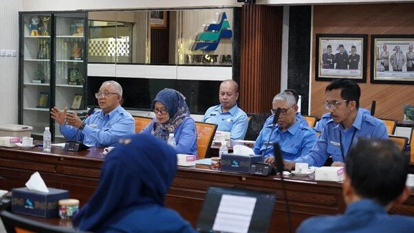 PJT I dan Perumda Tirta Kanjuruhan melakukan diskusi terbuka mengenai penguatan organisasi dan kinerja perusahaan. (Foto/jasatirta1.co.id)