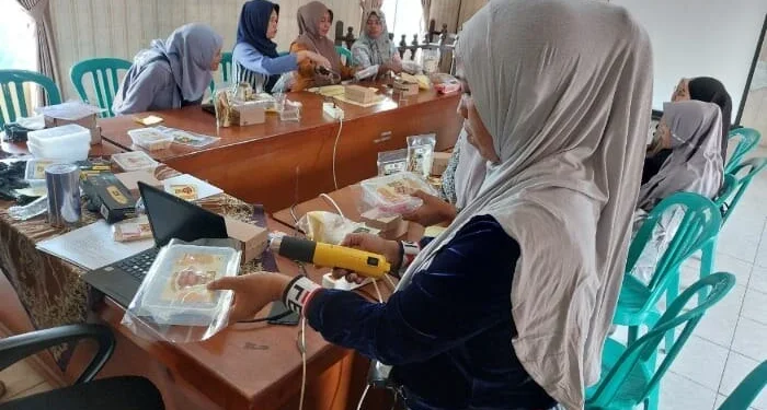 Polinema Dampingi UMKM Tulusbesar Tingkatkan Kualitas Kemasan Produk