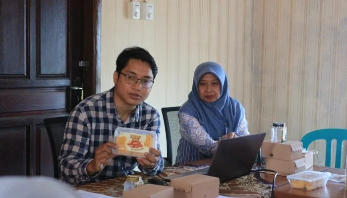 Polinema Dampingi UMKM Tulusbesar Tingkatkan Kualitas Kemasan Produk