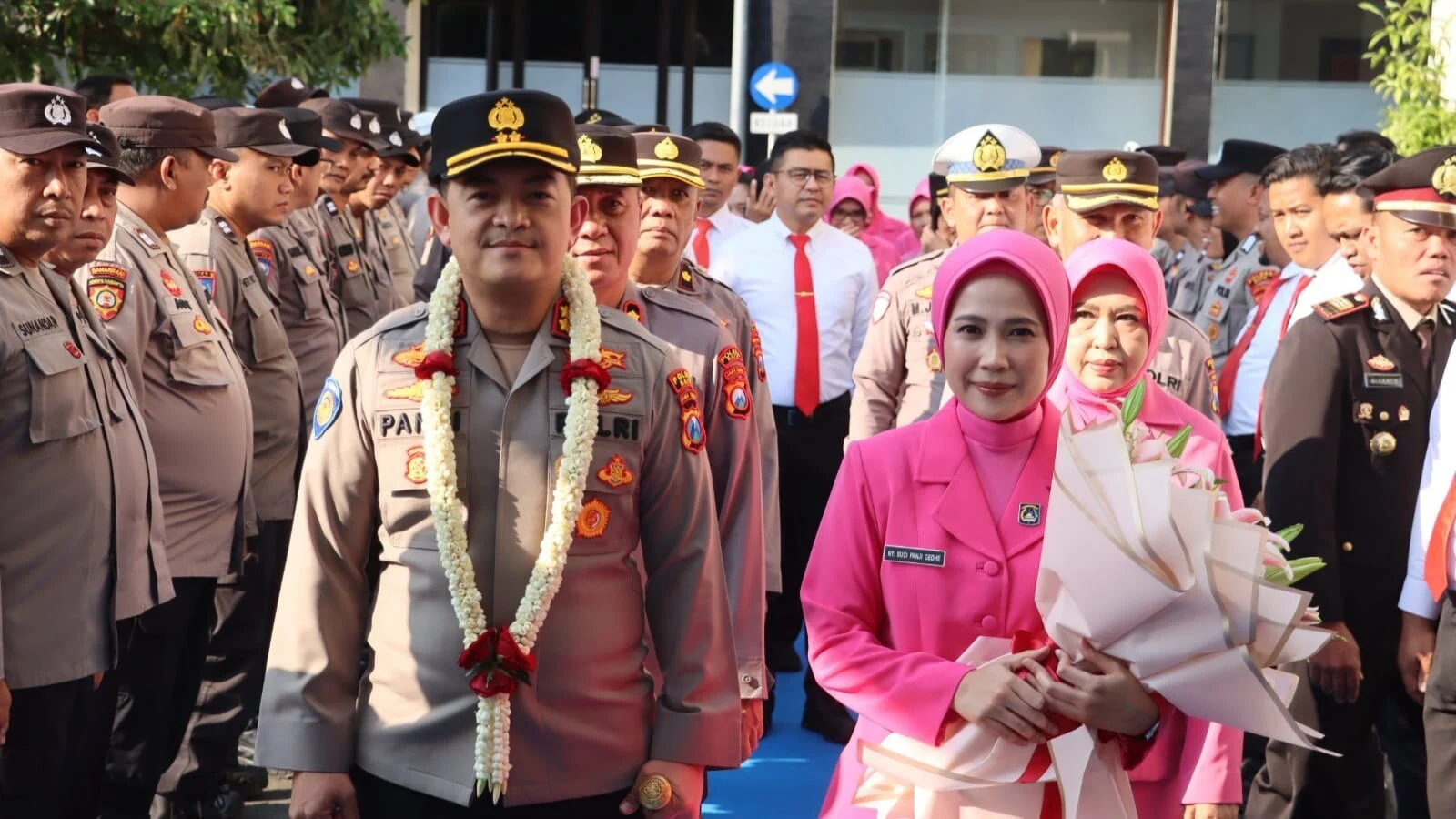 Kapolres Batu AKBP Panji Gedhe Prawaba saat disambut tradisi pedang pora. Foto: Dok.