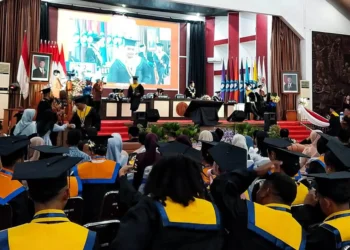 Rektor Unikama Kukuhkan 734 Wisudawan, Tekankan Integritas dan Adaptasi Teknologi