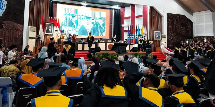 Rektor Unikama Kukuhkan 734 Wisudawan, Tekankan Integritas dan Adaptasi Teknologi