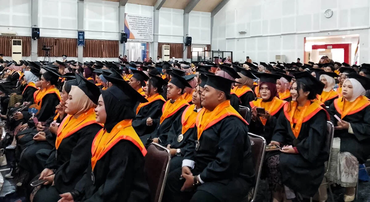 Rektor Unikama Kukuhkan 734 Wisudawan, Tekankan Integritas dan Adaptasi Teknologi