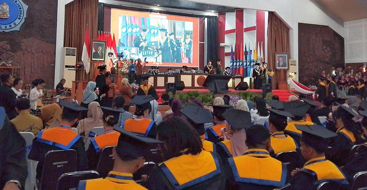 Rektor Unikama Kukuhkan 734 Wisudawan, Tekankan Integritas dan Adaptasi Teknologi