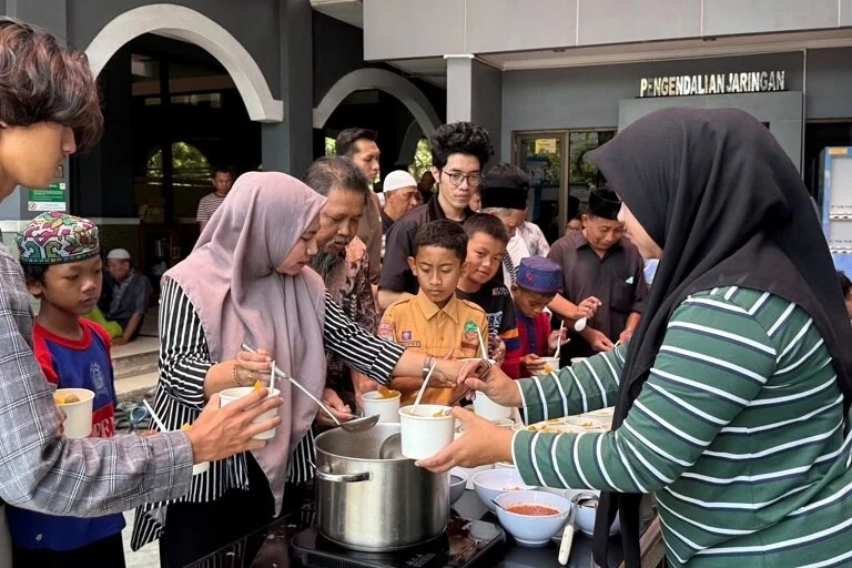 PLN UP3 Malang gelar Jumat berkah. Foto/dok