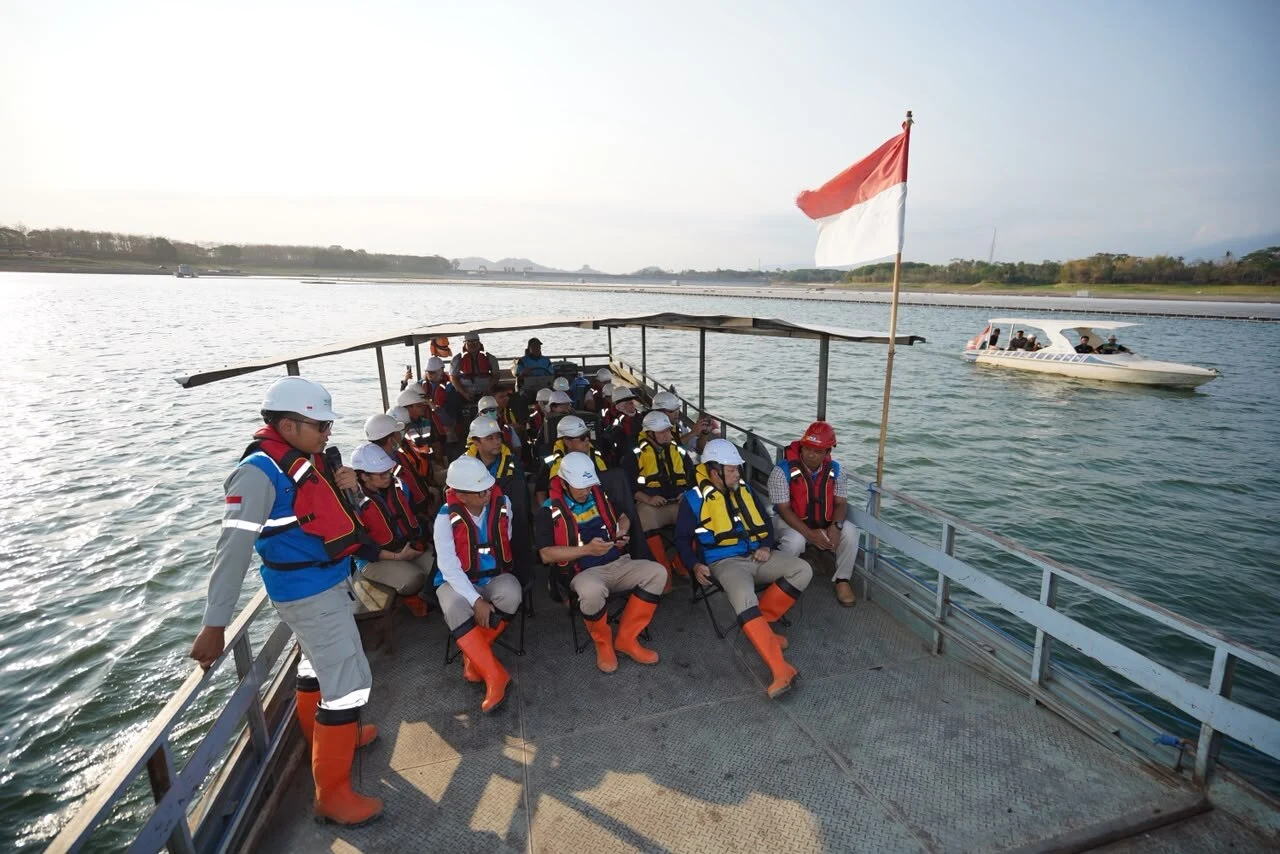 Semangat Sumpah Pemuda, PLN UP3 Malang Dukung Percepatan Transisi Energi melalui Proyek PLTS Terapung Karangkates 100 MWac atau 133 MWp