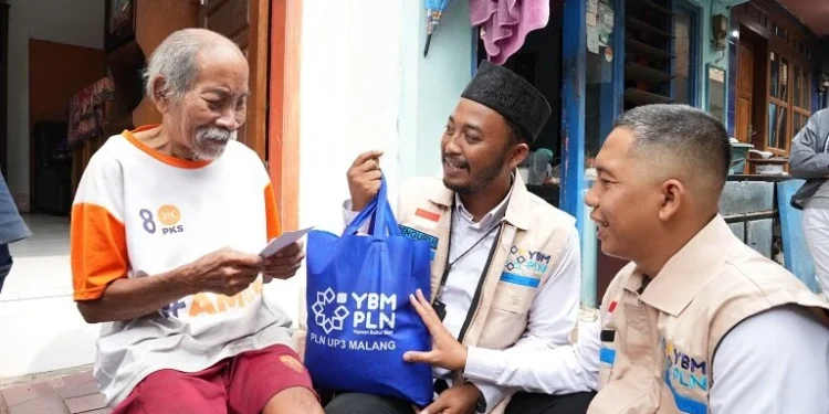 Semangat Sumpah Pemuda, Terangi Negeri di HLN ke-81: YBM PLN UP3 Malang Tebar Kepedulian melalui 500 Paket Bantuan untuk Malang Raya