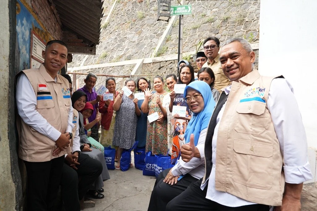 Semangat Sumpah Pemuda, Terangi Negeri di HLN ke-81: YBM PLN UP3 Malang Tebar Kepedulian melalui 500 Paket Bantuan untuk Malang Raya