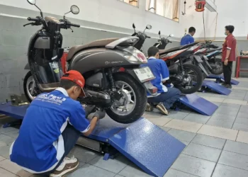 Siswa SMK PGRI 3 Malang mendapat pengalaman kerja nyata lewat program servis motor gratis dalam rangka HUT Jatim ke-81. Foto: Azmy