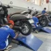 Siswa SMK PGRI 3 Malang mendapat pengalaman kerja nyata lewat program servis motor gratis dalam rangka HUT Jatim ke-81. Foto: Azmy