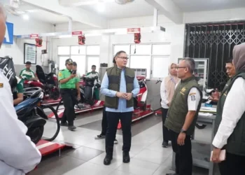 Kepala Dindik Jatim Aries Agung Paewai saat meninjau layanan program servis sepeda motor gratis. Foto: Dok.