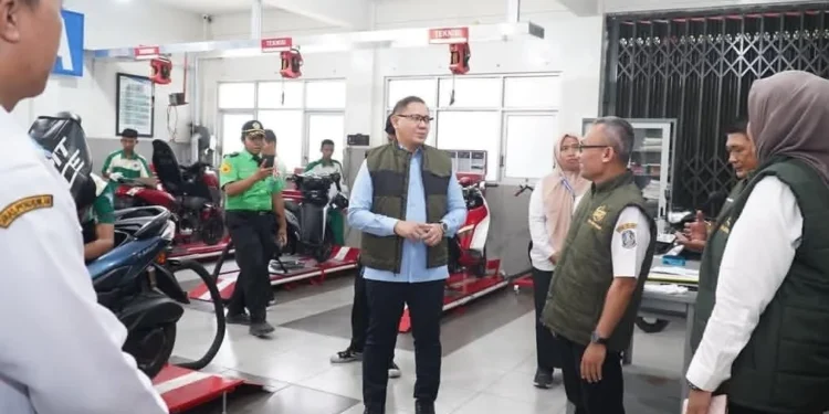 Kepala Dindik Jatim Aries Agung Paewai saat meninjau layanan program servis sepeda motor gratis. Foto: Dok.