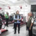Kepala Dindik Jatim Aries Agung Paewai saat meninjau layanan program servis sepeda motor gratis. Foto: Dok.