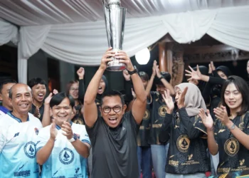 Wali Kota Batu Nurochman merayakan gelar juara yang diraih Tim futsal putri Mbatu Sae FC Kota Batu. Foto: Prokopim KWB
