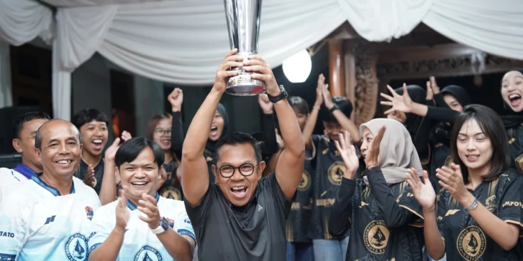 Wali Kota Batu Nurochman merayakan gelar juara yang diraih Tim futsal putri Mbatu Sae FC Kota Batu. Foto: Prokopim KWB