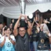 Wali Kota Batu Nurochman merayakan gelar juara yang diraih Tim futsal putri Mbatu Sae FC Kota Batu. Foto: Prokopim KWB