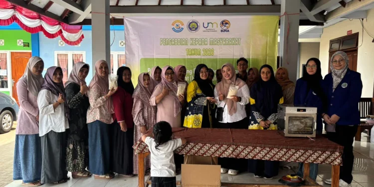 Universitas Negeri Malang Dampingi Warga Benjor Olah Pisang Rojomolo Jadi Tepung
